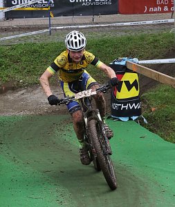 Im Nationaltrikot mit dem Mountainbike unterwegs