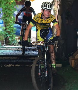 Im Nationaltrikot mit dem Mountainbike unterwegs