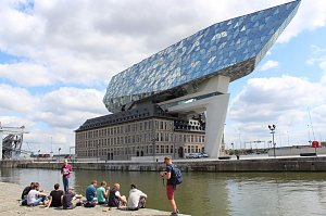Vor dem Hafenamt in Antwerpen