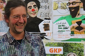 Kunst f&uuml;r alle! - beim diesj&auml;hrigen Kunstfest durfte man auch Wahlplakate verunstalten