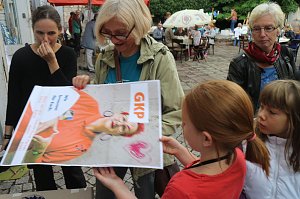 Kunst f&uuml;r alle! - beim diesj&auml;hrigen Kunstfest durfte man auch Wahlplakate verunstalten