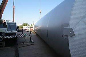 Zwei gro&szlig;e Treber-Silos gehen auf die Reise