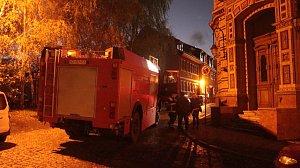 Einsatzende bei Flutlicht - Feuerwehr konnte Dach in der Dr.-K&uuml;lz-Stra&szlig;e sichern