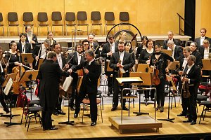 Urauff&uuml;hrung mit neuen St&uuml;hlen