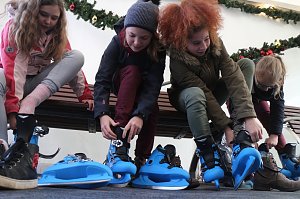 Weihnachtsmarkt und Eislaufbahn er&ouml;ffnet