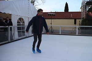 Weihnachtsmarkt und Eislaufbahn er&ouml;ffnet