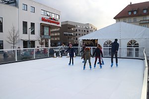 Weihnachtsmarkt und Eislaufbahn er&ouml;ffnet