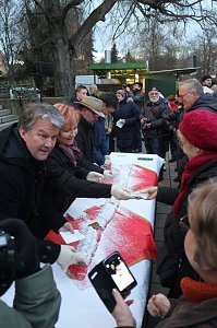 Weihnachtsmarkt und Eislaufbahn er&ouml;ffnet