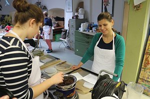 Backen, Basteln, B&auml;ume schm&uuml;cken - an der Jugendkunstschule und im Weltladen konnte man das heute selbst machen