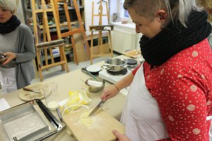 Backen, Basteln, B&auml;ume schm&uuml;cken - an der Jugendkunstschule und im Weltladen konnte man das heute selbst machen