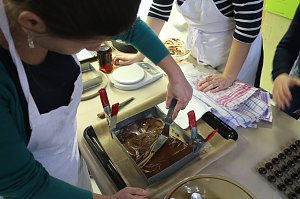 Backen, Basteln, B&auml;ume schm&uuml;cken - an der Jugendkunstschule und im Weltladen konnte man das heute selbst machen