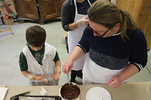 Backen, Basteln, B&auml;ume schm&uuml;cken - an der Jugendkunstschule und im Weltladen konnte man das heute selbst machen