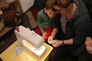 Backen, Basteln, B&auml;ume schm&uuml;cken - an der Jugendkunstschule und im Weltladen konnte man das heute selbst machen