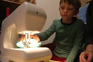 Backen, Basteln, B&auml;ume schm&uuml;cken - an der Jugendkunstschule und im Weltladen konnte man das heute selbst machen