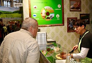 Erste Besucher in der Th&uuml;ringer Halle