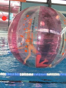 Ferienstart mit der Mega-Pool-Party