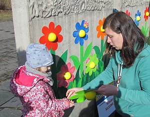 Knirpse aus Ost bereiten Brunnenfest vor