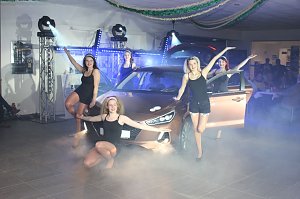 Kunden-Gala mit neuen Modellen und Show
