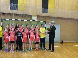 Handballerinnen der E-Jugend erhielten neue Spielkleidung