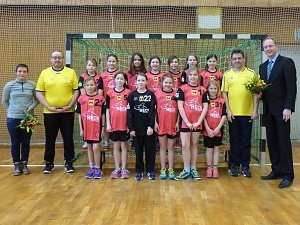 Handballerinnen der E-Jugend erhielten neue Spielkleidung