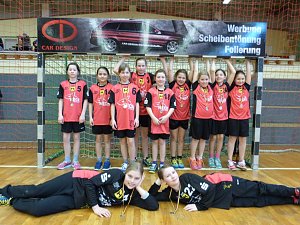 Handballerinnen der E-Jugend erhielten neue Spielkleidung