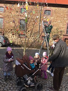 Osterbaum geschmückt