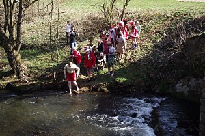Mutig in den eiskalten Fluss