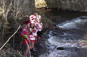 Mutig in den eiskalten Fluss