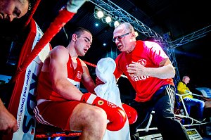 Rundenpause Arthur Mattheis mit der Ansprache an seinen Athleten