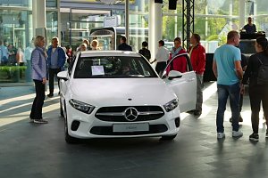 Afterwork-Party im Mercedes-Autohaus