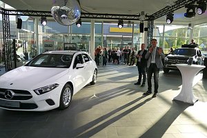 Afterwork-Party im Mercedes-Autohaus
