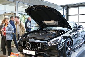 Afterwork-Party im Mercedes-Autohaus