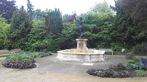  Blumenrabatten um den Neptunbrunnen auf der Promenade.