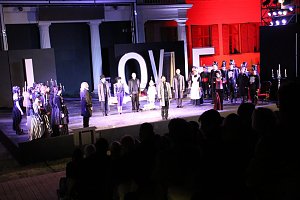 La traviata mit glanzvoller Premiere