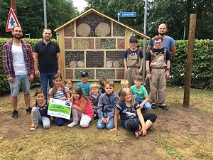 Von links: Conrad Wolff (Erzieher Evangelische Grundschule), Oliver Fischer (Allianz Generalvertretung), Kinder: Laila, Joceline, Martha, Jonathan, Elias, Finn, Nikolas, Tim, Felix und Emma, Herr Claus (Nordthüringer Werkstätten) sowie zwei Beschäftigte