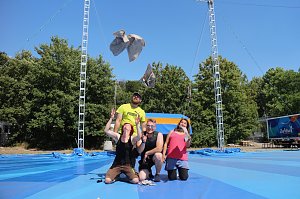 Nach der Saison ist vor der Saison - am Alten Tor wird das blaue Zappelini-Zelt f&uuml;r die Spielpause vorbereitet
