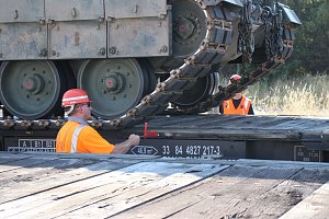 Panzer in Richtung Litauen verladen