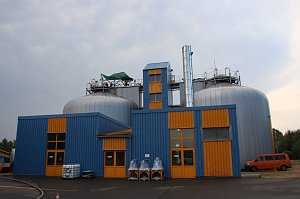 Taucher arbeiten in den Faultürmen