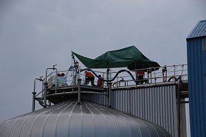 Taucher arbeiten in den Faultürmen