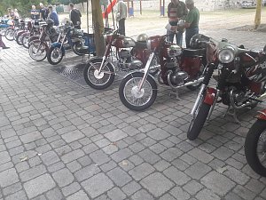 Trotz der wochenlangen Hitze kamen zum diesjährigen Treffen über 100 Besitzer eines Mopeds, Motorrollers, Motorrades oder Dreirades der tschechischen Marken Jawa oder CZ auf das Gelände der Festscheune in Röblingen am See (Sachsen-Anhalt)