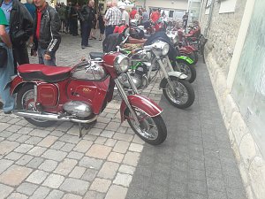 Trotz der wochenlangen Hitze kamen zum diesjährigen Treffen über 100 Besitzer eines Mopeds, Motorrollers, Motorrades oder Dreirades der tschechischen Marken Jawa oder CZ auf das Gelände der Festscheune in Röblingen am See (Sachsen-Anhalt)