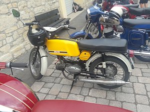 Trotz der wochenlangen Hitze kamen zum diesjährigen Treffen über 100 Besitzer eines Mopeds, Motorrollers, Motorrades oder Dreirades der tschechischen Marken Jawa oder CZ auf das Gelände der Festscheune in Röblingen am See (Sachsen-Anhalt)
