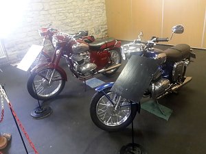 Trotz der wochenlangen Hitze kamen zum diesjährigen Treffen über 100 Besitzer eines Mopeds, Motorrollers, Motorrades oder Dreirades der tschechischen Marken Jawa oder CZ auf das Gelände der Festscheune in Röblingen am See (Sachsen-Anhalt)