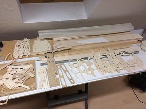 So entsteht das Modell der Fiat G91 - 1) Am Anfang hat man einen Haufen Holz auf dem Tisch liegen, bestehend aus gefr&auml;sten Sperrholz-Spanten  Kiefernleisen und Balsa Brettern