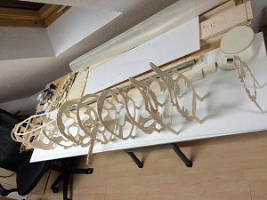 So entsteht das Modell der Fiat G91 - 2) Die Spannten werden dann in der richtigen Reihenfolge ausgerichtet und mit den Leisten verbunden