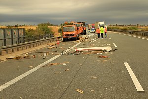 An zwei Baustellenfahrzeugen entlanggeschrammt