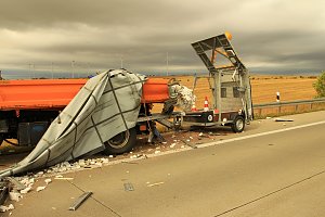 An zwei Baustellenfahrzeugen entlanggeschrammt