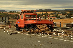 An zwei Baustellenfahrzeugen entlanggeschrammt