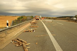 An zwei Baustellenfahrzeugen entlanggeschrammt