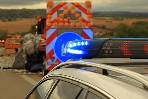 An zwei Baustellenfahrzeugen entlanggeschrammt